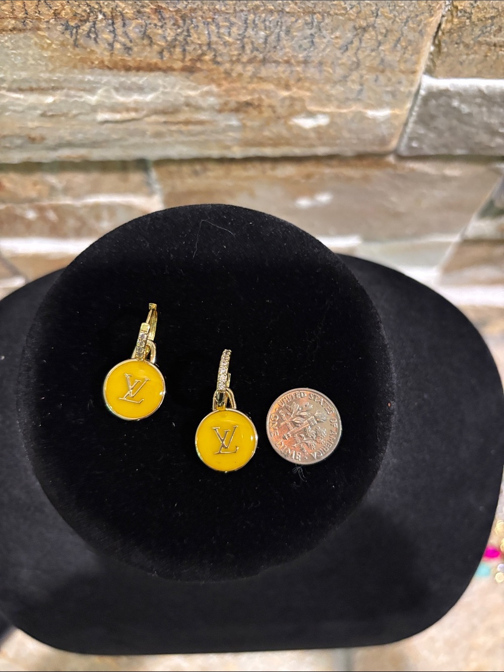 Yellow Enamel LV Logo Drop earrings - Picture 4 of 4